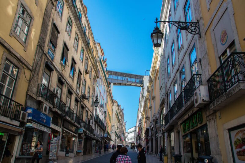 Lisbon's historic old town in a tuk-tuk in German - Exploring the Graça Historic District and Panoramic Viewpoints