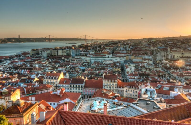 Lisbon's historic old town in a tuk-tuk in German - Logistics: Easy Booking and Convenient Pickup