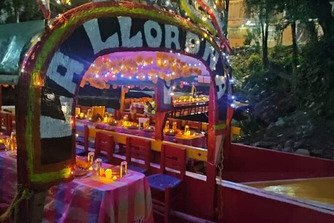 Live Noche de Muertos at Xochimilco: Dinner and local beers - Practical Details: Meeting Point, Timing, and Group Size