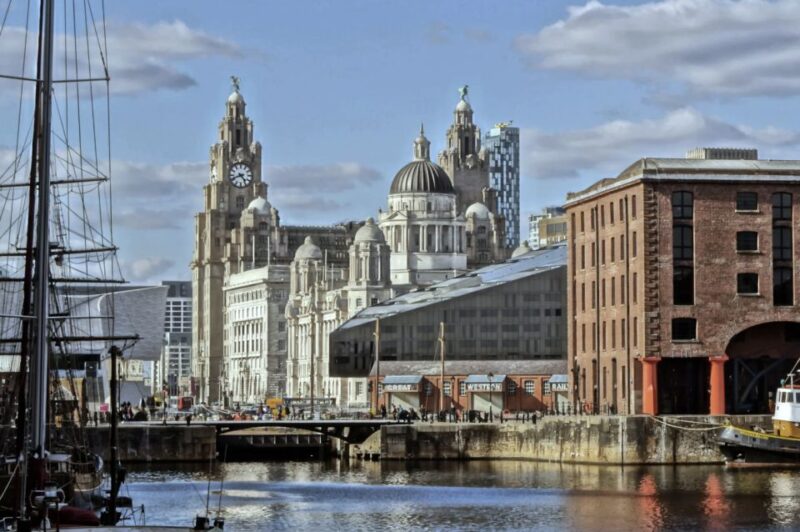 Liverpool: Pirate Pub Crawl & Boat Tour - Exploring the Albert Dock on a Boat Cruise