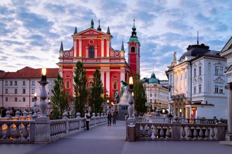 Ljubljana: 2.5h walking tour with local guide - Explore Ljubljana in 2.5 Hours with a Local Guide