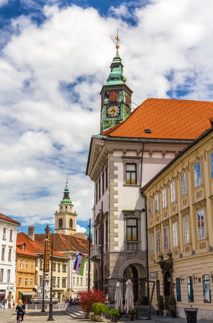 Ljubljana: 2.5h walking tour with local guide - Key Points