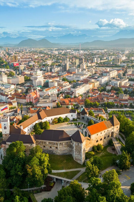 Ljubljana: 2.5h walking tour with local guide - Discovering the University and National Library