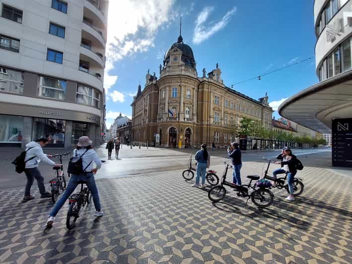 Ljubljana Sightseeing Tour by E-bikes - Meeting and Ending at Congress Square