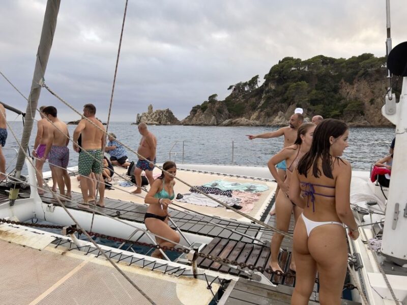 Lloret de Mar: Sunset Catamaran Cruise with DJ and Drinks - Experience a Vibrant Sunset on Lloret de Mar’s Catamaran