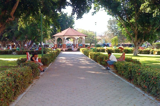 Local Experience Shopping and Sightseeing Tour - Shopping and Souvenir Opportunities at Local Vendors