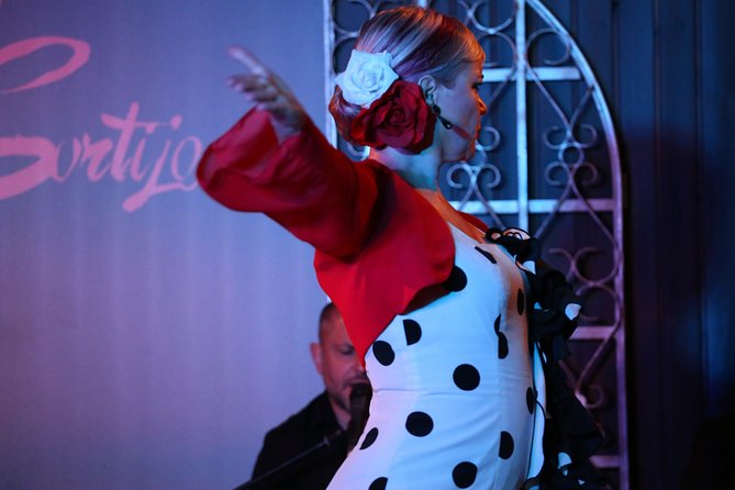 Local Flamenco Show at El Cortijo - Drinks and Food: Drinks Included, No Dinner Served