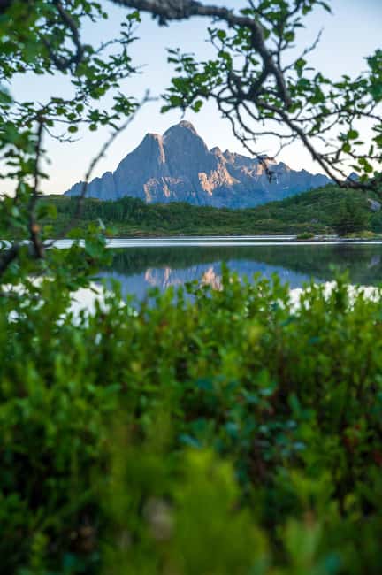 Lofoten: Midnight Magic Tour with Snacks and Drinks - How the Tour Starts at Svinøya Rorbuer in Svolvær