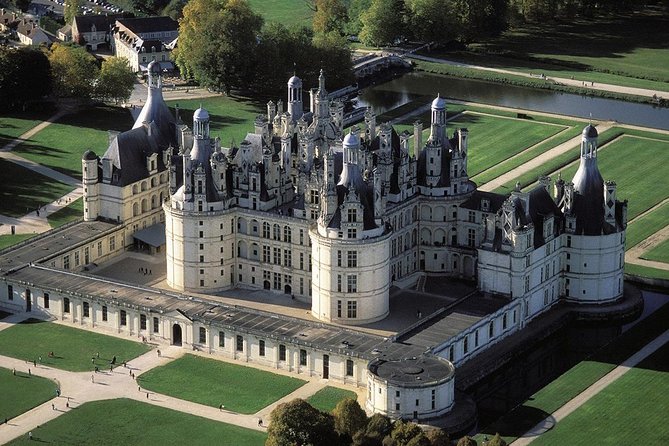 Loire Valley Castles Day Trip from Paris with Professional Guide - Practical Details: Transport and Group Size