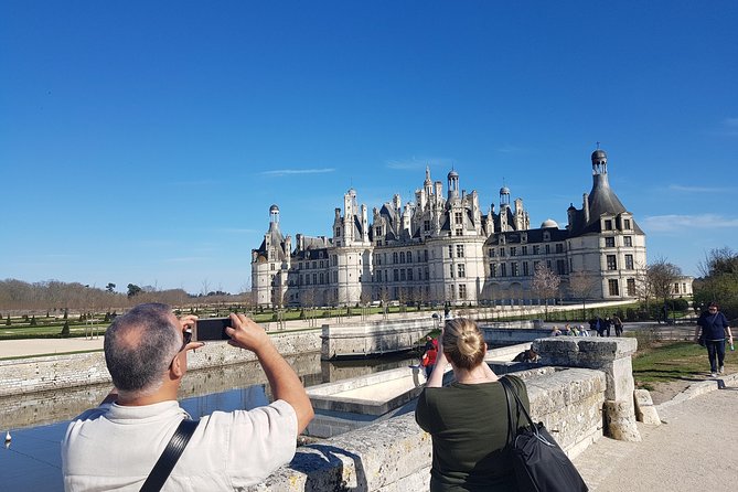 Loire Valley Day Tour Chambord and Chenonceau plus Lunch at a Private Castle - Discovering Château de Chambord and Its Architectural Grandeur