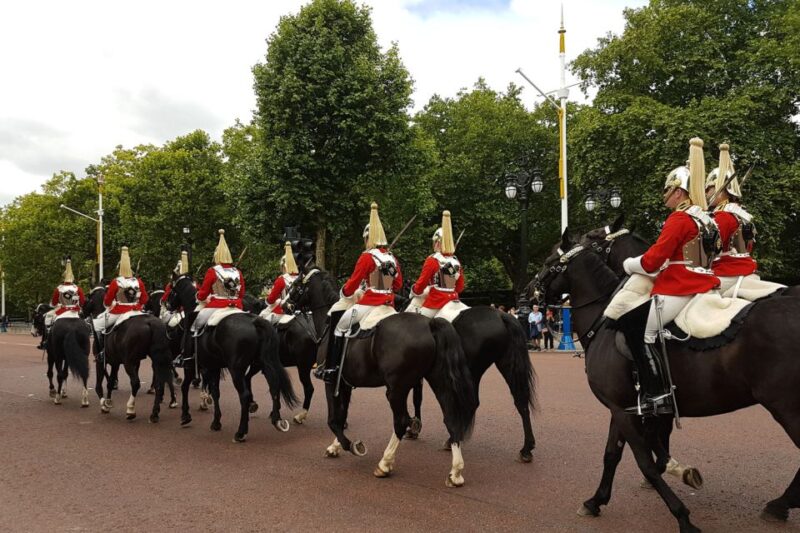 London: 30 London Sights Guided Walking Tour - Watching the Changing of the Guard at Buckingham Palace