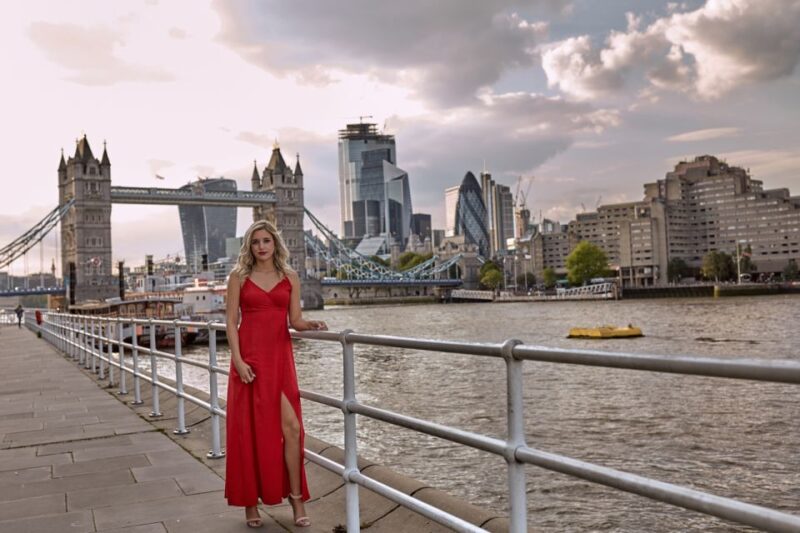 London: 60 min PRIVATE Professional Travel Photo Shoot - Convenient Meeting Point and Group Size