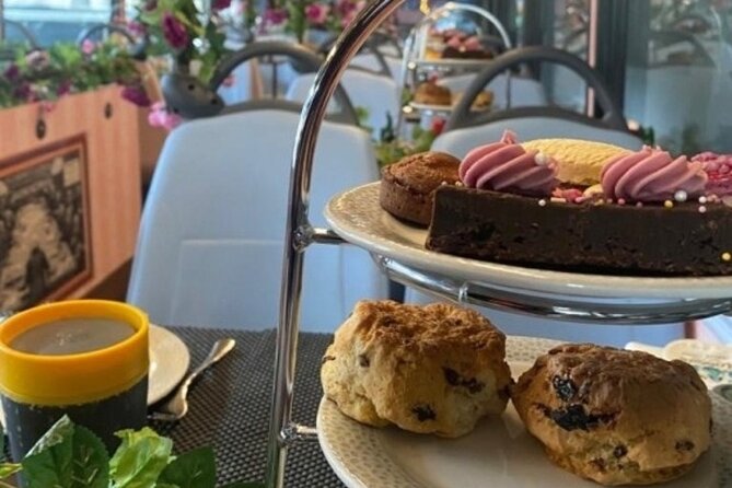 London Afternoon Tea Bus with Panoramic Tour - Iconic Thames-side Sights: The London Eye and Trafalgar Square