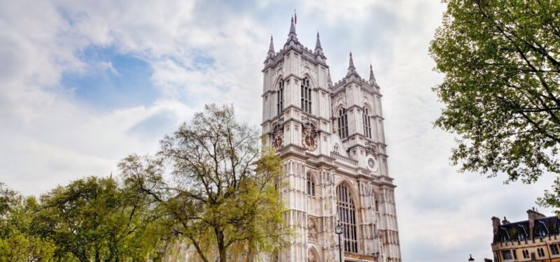 London: App-Based Walking Tour with 30 Stops - Tower of London and Tower Bridge: Royal and Medieval Heritage