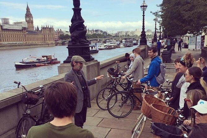 London Bike Tour: Landmarks, Secret Gems, Pub Stop & Street Art - Visiting Lambeth Palace and the Thames View