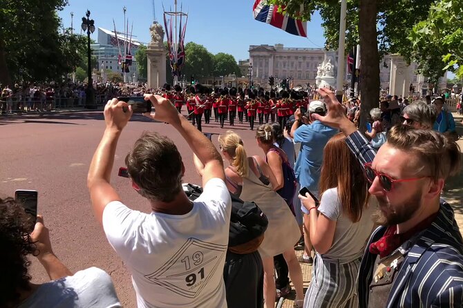 London Bike Tour: Landmarks, Secret Gems, Pub Stop & Street Art - Pub Stop at The Lamb & Flag