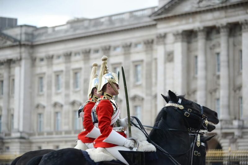 London: Buckingham Palace and Changing of the Guards Tour - The Guide: Local Experts with Engaging Stories