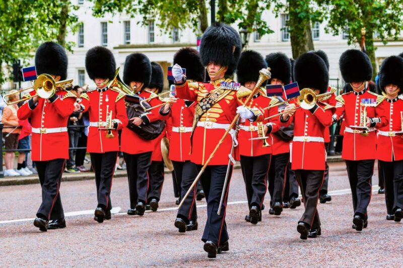London: Buckingham Palace Entry & Changing of the Guard Tour - Meeting and Departure Points at Waterloo Place