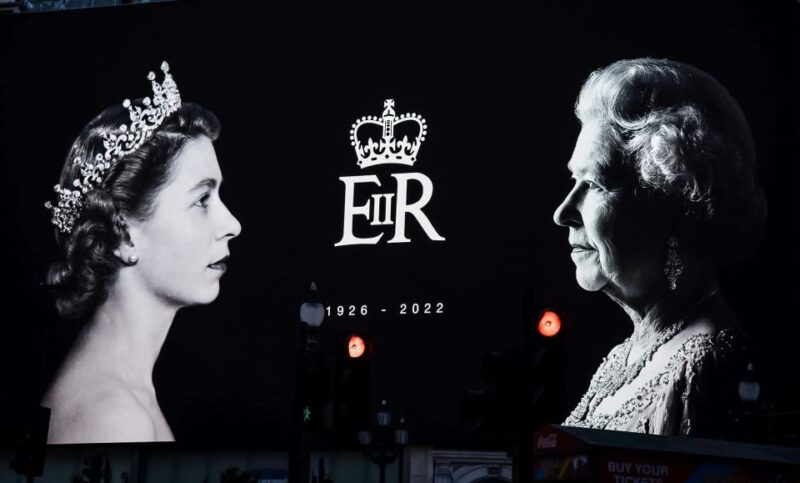 London: Buckingham Palace Entry & Changing of the Guard Tour - Inside Buckingham Palace: The State Rooms and Treasures