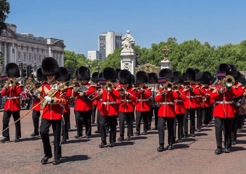 London: Changing of the Guard and Royal Palaces Walking Tour - Key Points