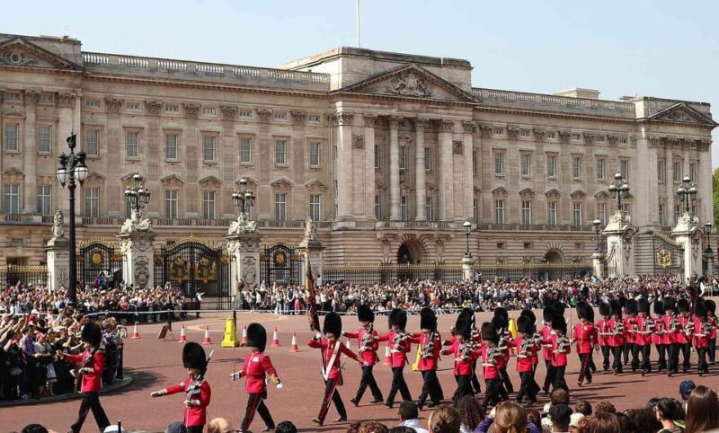 London: Changing of the Guard and Royal Palaces Walking Tour - Logistics and Accessibility Considerations