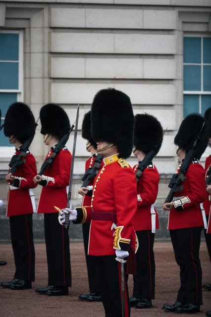 London: Changing of the Guard Experience and Landmarks Tour - Discovering Hidden Streets and London Gems