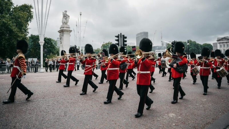 London: Changing of the Guard Experience and Landmarks Tour - Discovering Secret Streets and a Historic Winery