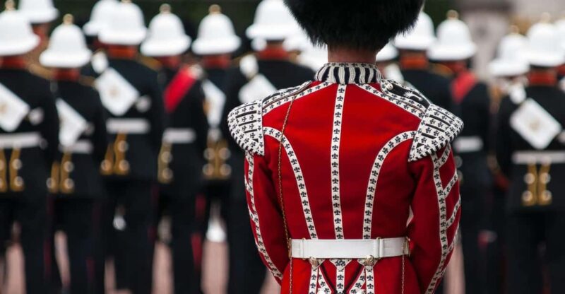 London: Changing of the Guard Experience and Landmarks Tour - Tour Guides and Guest Experience
