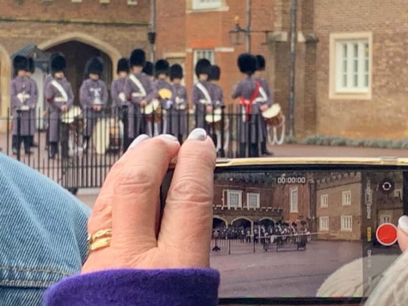 London: Changing of the Guard Experience with a Historian - Meeting Point and Logistics