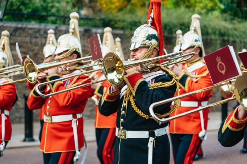 London: Changing of The Guard Tour - The Role of the Guide and Tour Personalities