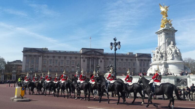 London: Changing of the Guard Walking Tour - The Sunday Parade Variation