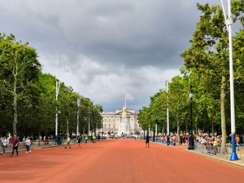 London: Changing of the Guard Walking Tour - Logistics: Meeting Point, Group Size, and Accessibility