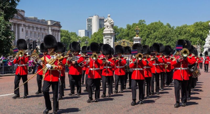 London: Changing of the Guard Walking Tour - Discover the Royal Palaces of London
