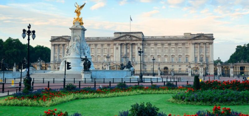 London: Changing of the Guard with a an APP - Visiting Wellington Barracks and Guard Housing