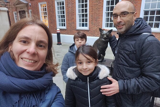 London Charles Dickens Puzzle Questo and Self-Guided Tour - The Historic Staples of Wool and Tudor Architecture