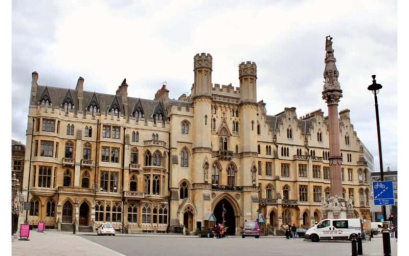 London: City Highlights Full-day Private Guided Tour - Outside Buckingham Palace and Westminster Abbey
