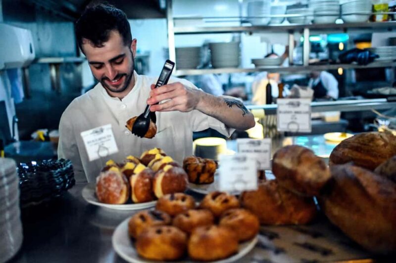 London: East End & Shoreditch Street Food Tour with 7 Dishes - Enjoying a Traditional British Ale in a Historic Pub