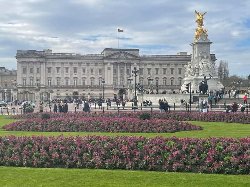 London: Essential Tour and Changing of the Guard - Explore Londons Iconic Landmarks on a 2.5-Hour Guided Tour with Changing of the Guard
