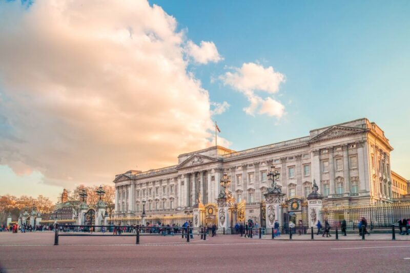 London: Full-Day Sightseeing Bus Tour with River Cruise - Visiting Iconic Landmarks: Buckingham Palace and the Changing of the Guards