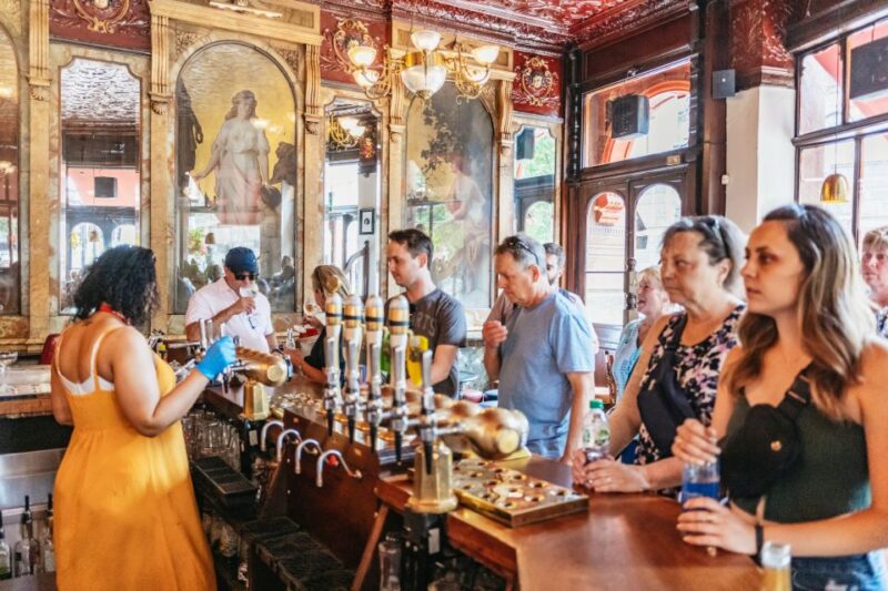 London: Historic Pubs of Central London Walking Tour - Insightful Guides and Engaging Stories