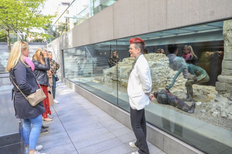 London: Historic Spitalfields Walk - Street Art and Modern Expressions in Historic Streets