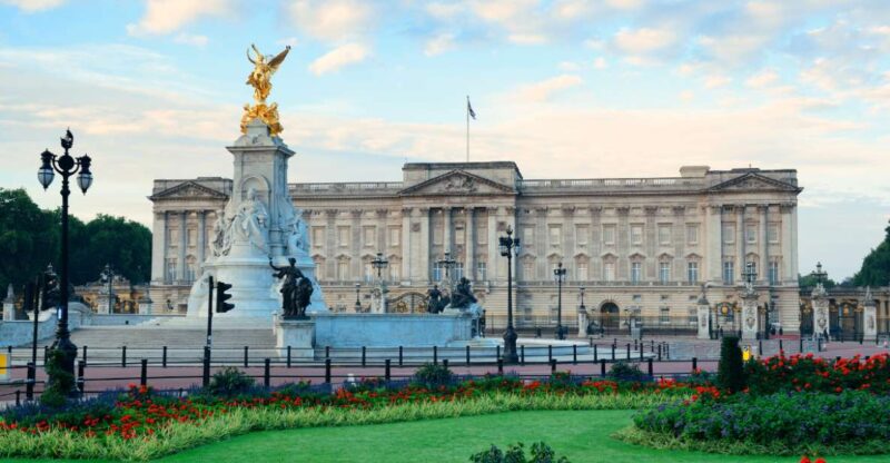 London: Historical Walking Tour in Westminster with an APP - Step Into History at Westminster Hall and Westminster Abbey