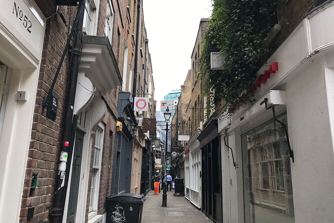 London - Jack the Ripper Small Group Tour - The Guide and Technology: Rich Storytelling with Modern Tools