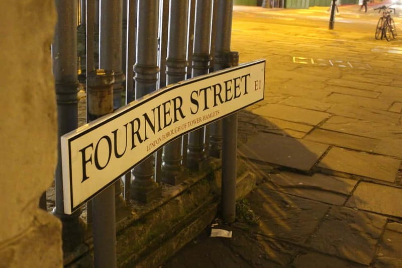 London: Jack the Ripper Small Group Walking Tour - Engaging and Knowledgeable Guides with a Passion for the Case