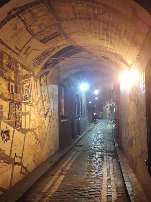 London: Jack the Ripper Tour in French - Walking through historic Whitechapel neighborhoods
