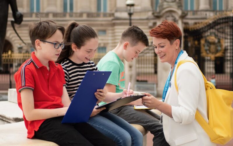 London: Kids Activity Tour in English or German - Key Points