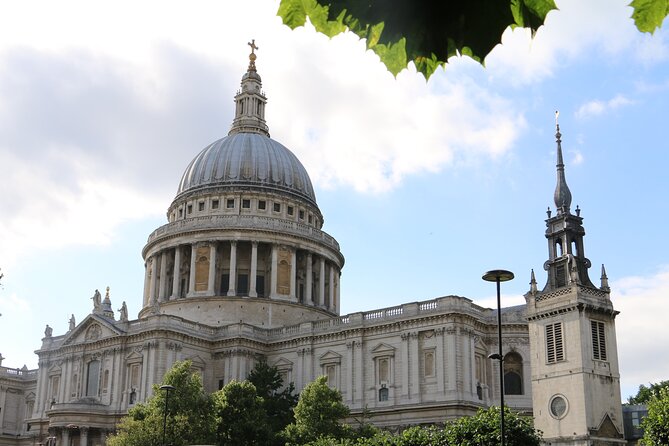 London Landmark Sightseeing Tour - The Horse Guards and Trafalgar Square’s Central Landmark