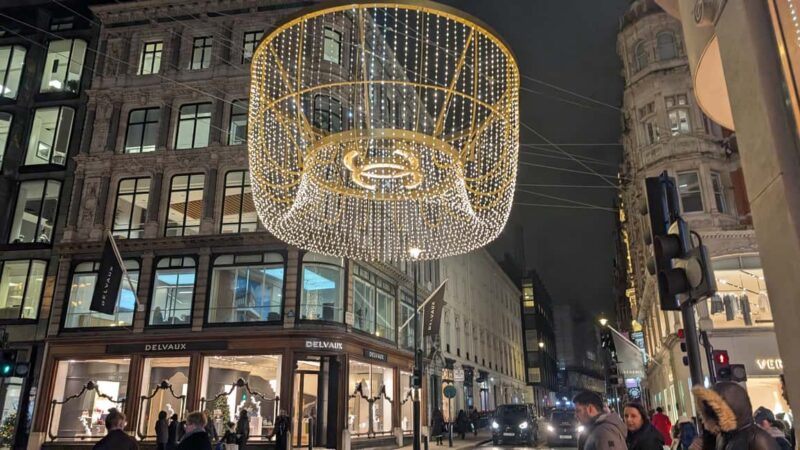 London: Luxury Electric Car Private Christmas Lights Tour - Food, Drink, and Seasonal Touches