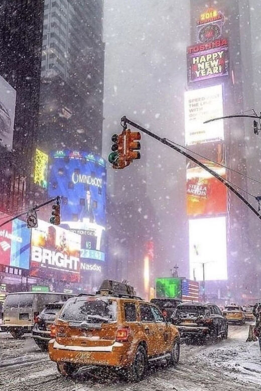 London: Magical Christmas Lights Guided Tour by Private Taxi - Unique Viewing Experience with a Glass Roof Taxi