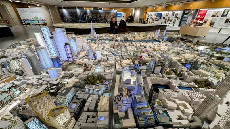 London: Modern Architecture & Building Guided Walking Tour - The Gherkin and the 70 St Mary Axe